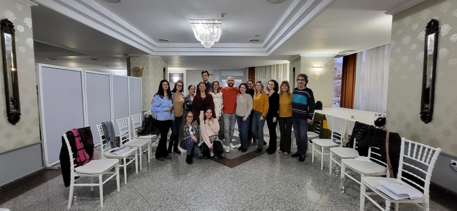 Grupul unui workshop de constelații familiale, alături de Mircea, la finalul zilei